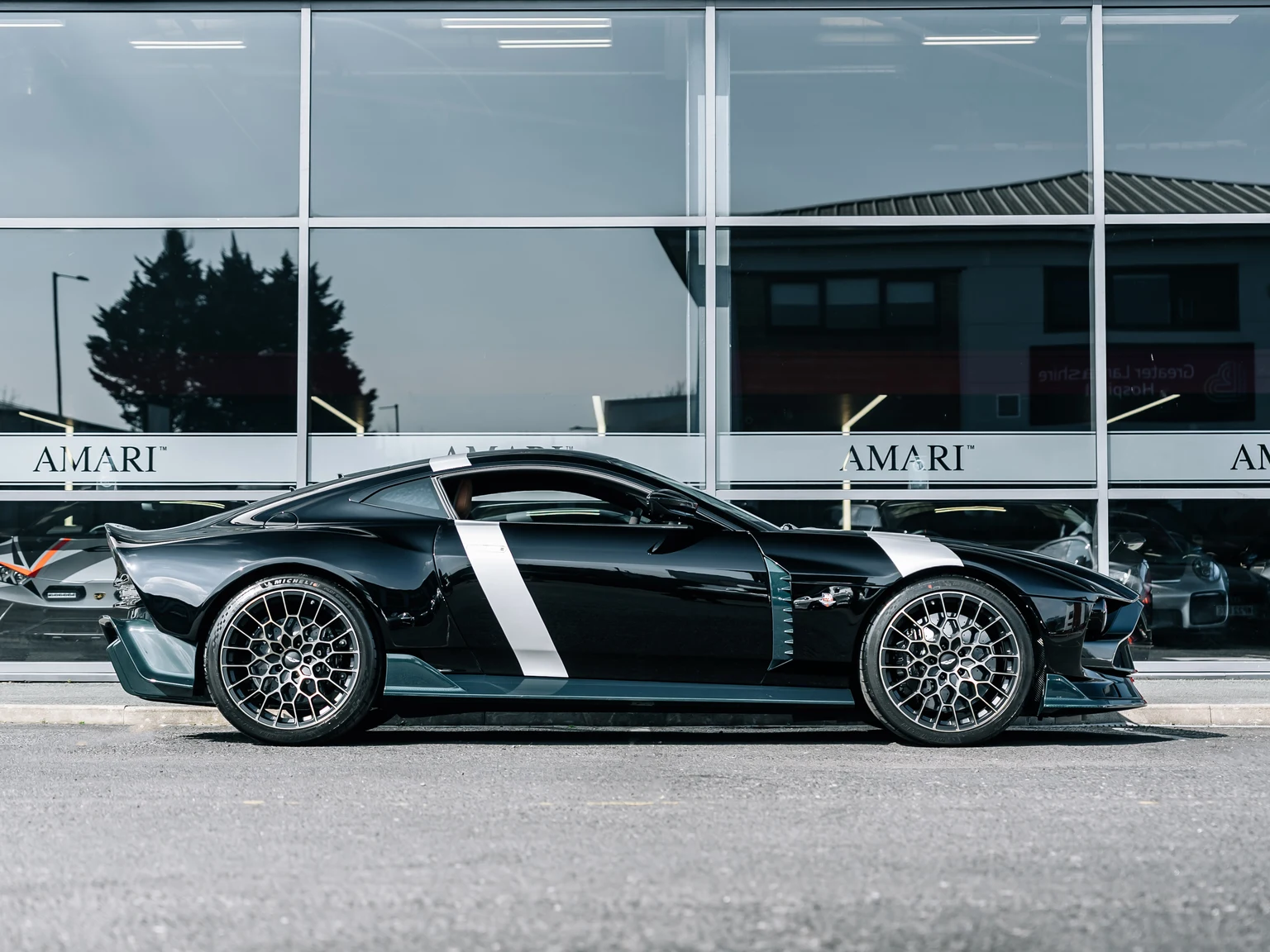 Aston Martin Valour, 3/10