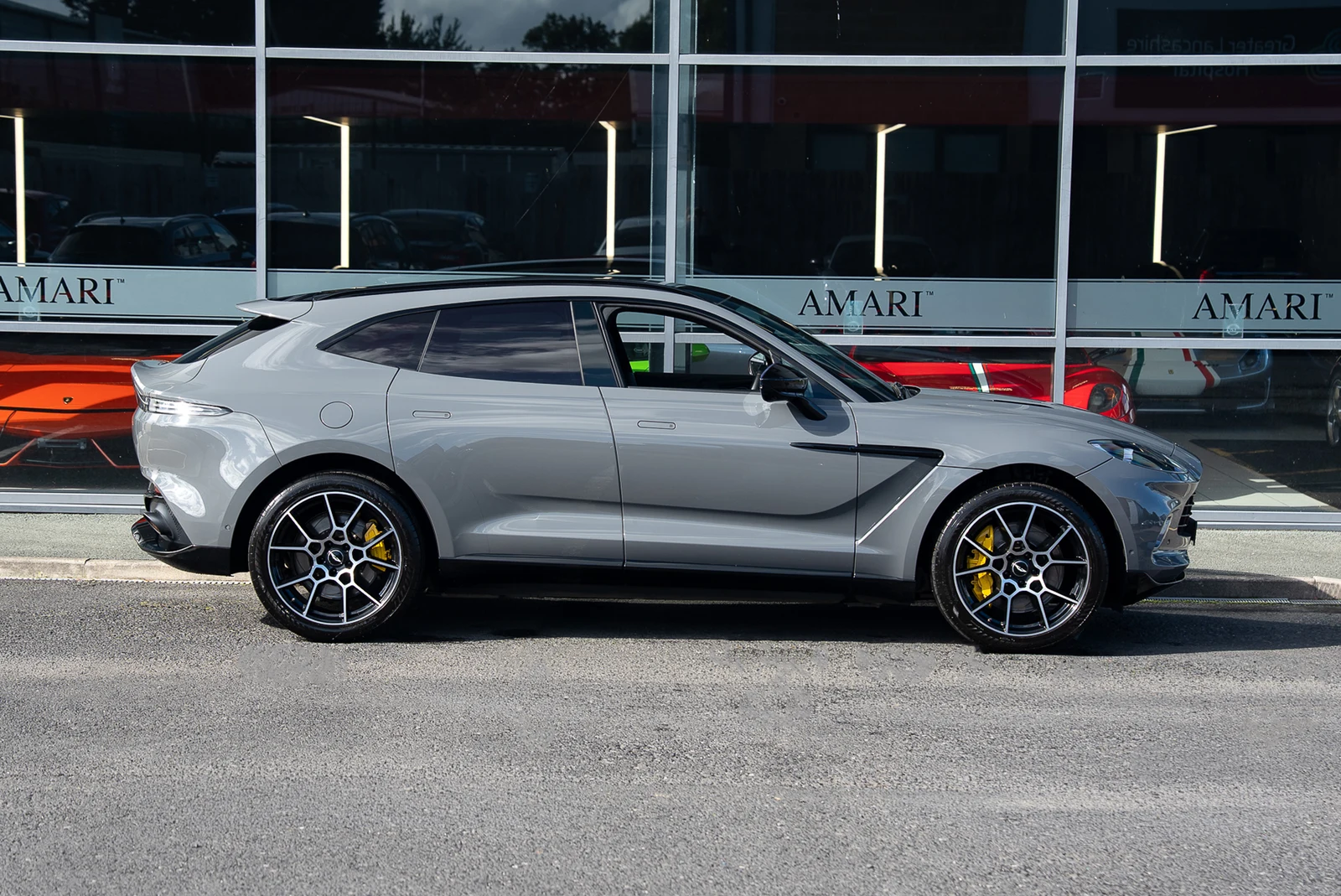 Aston Martin DBX, 2/10