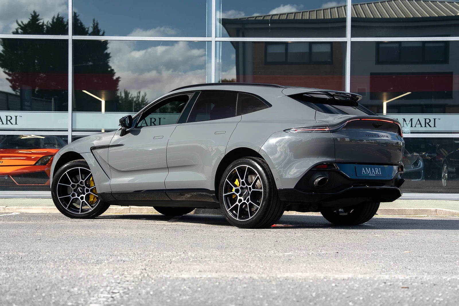 Aston Martin DBX, 3/10