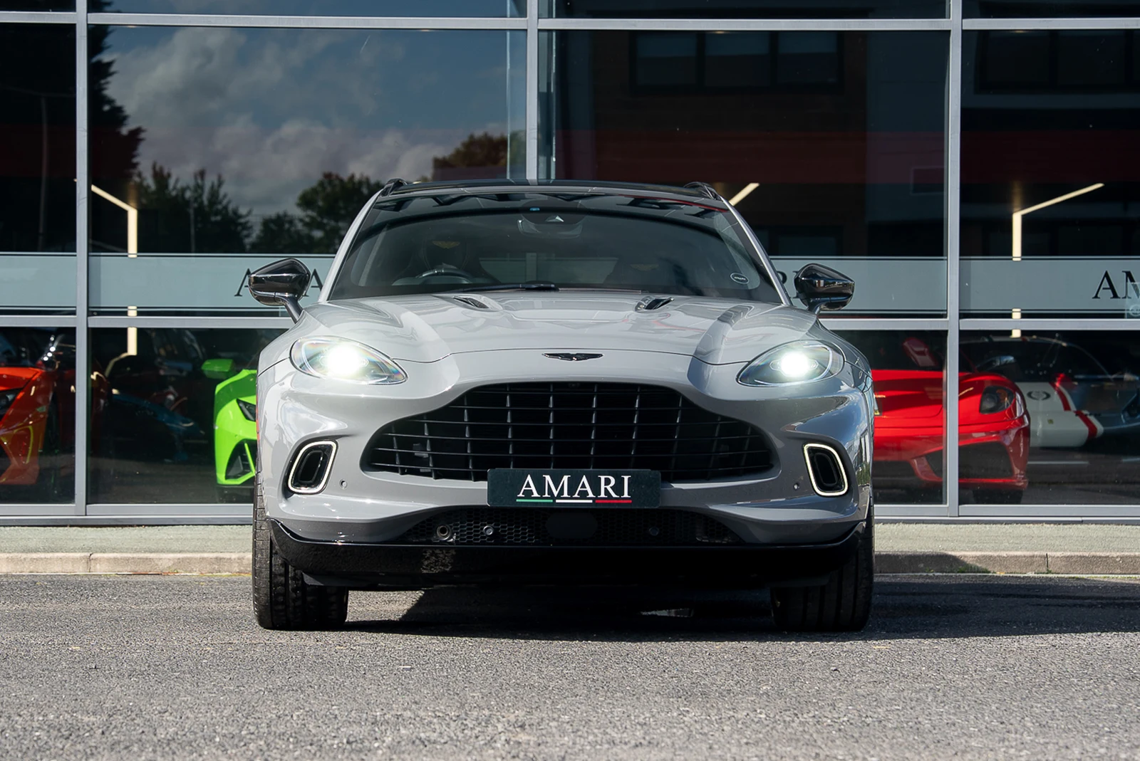 Aston Martin DBX, 4/10