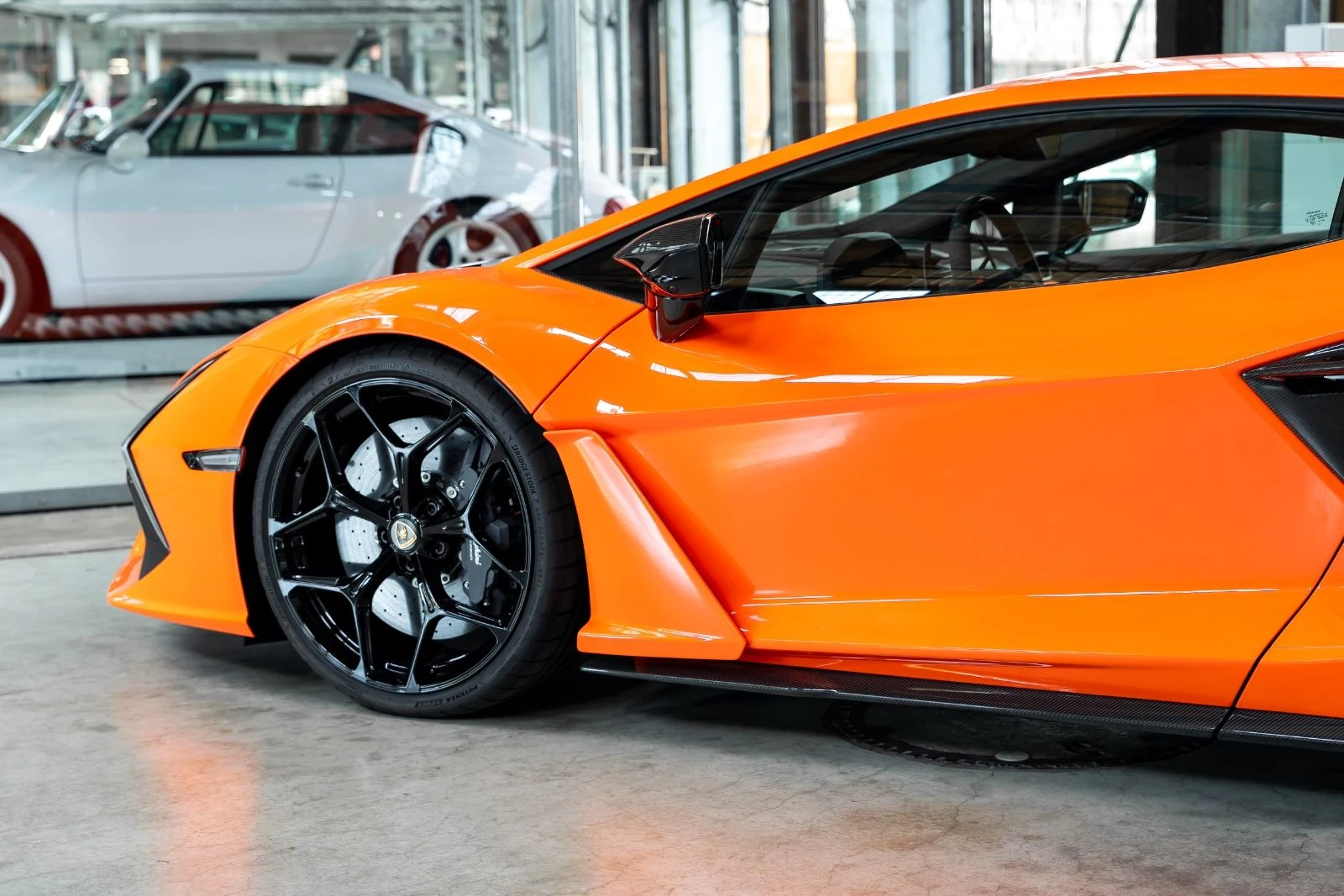 Lamborghini Revuelto, 6/10