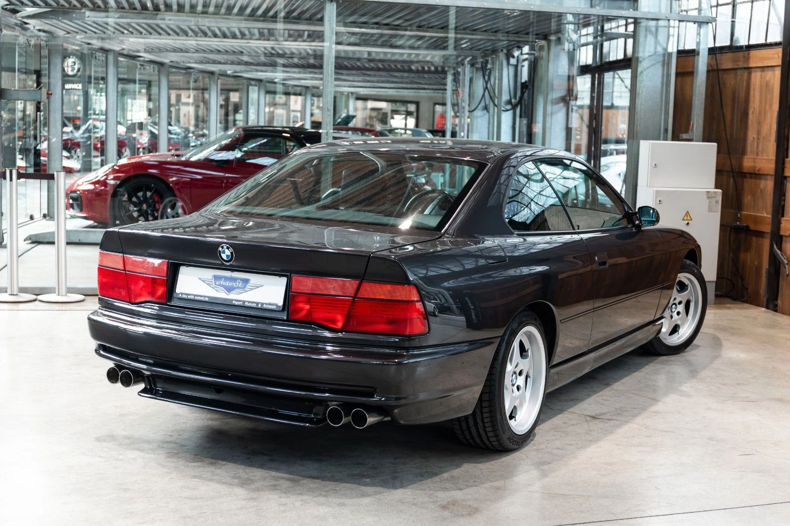 BMW 850 CSi (E31), 2/10