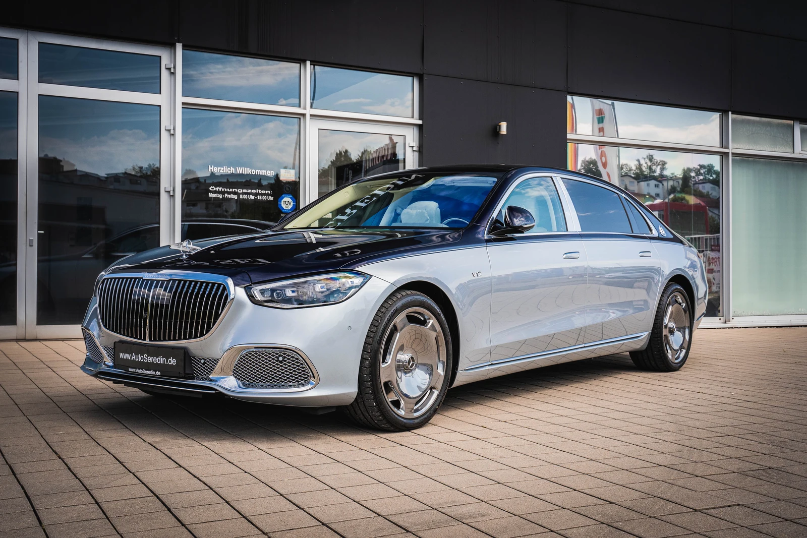 Two-tone Mercedes-Maybach S 680, full front three-quarter view