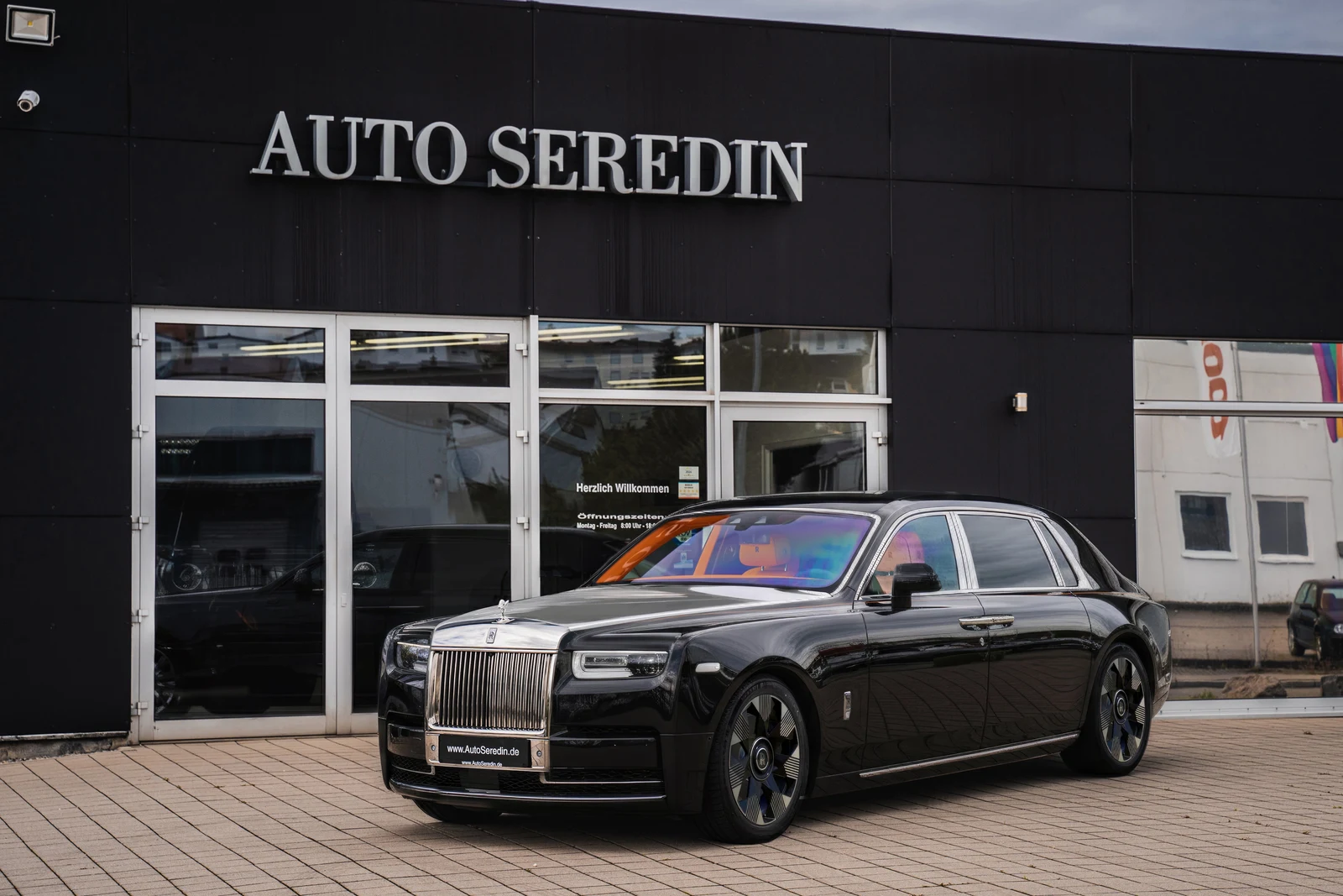 Black Rolls-Royce Phantom, full front three-quarter view