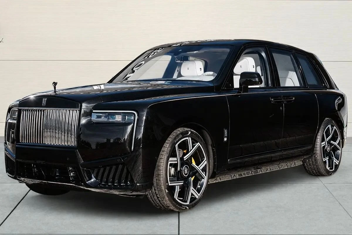 Black Rolls-Royce Cullinan Black Badge, full front three-quarter view