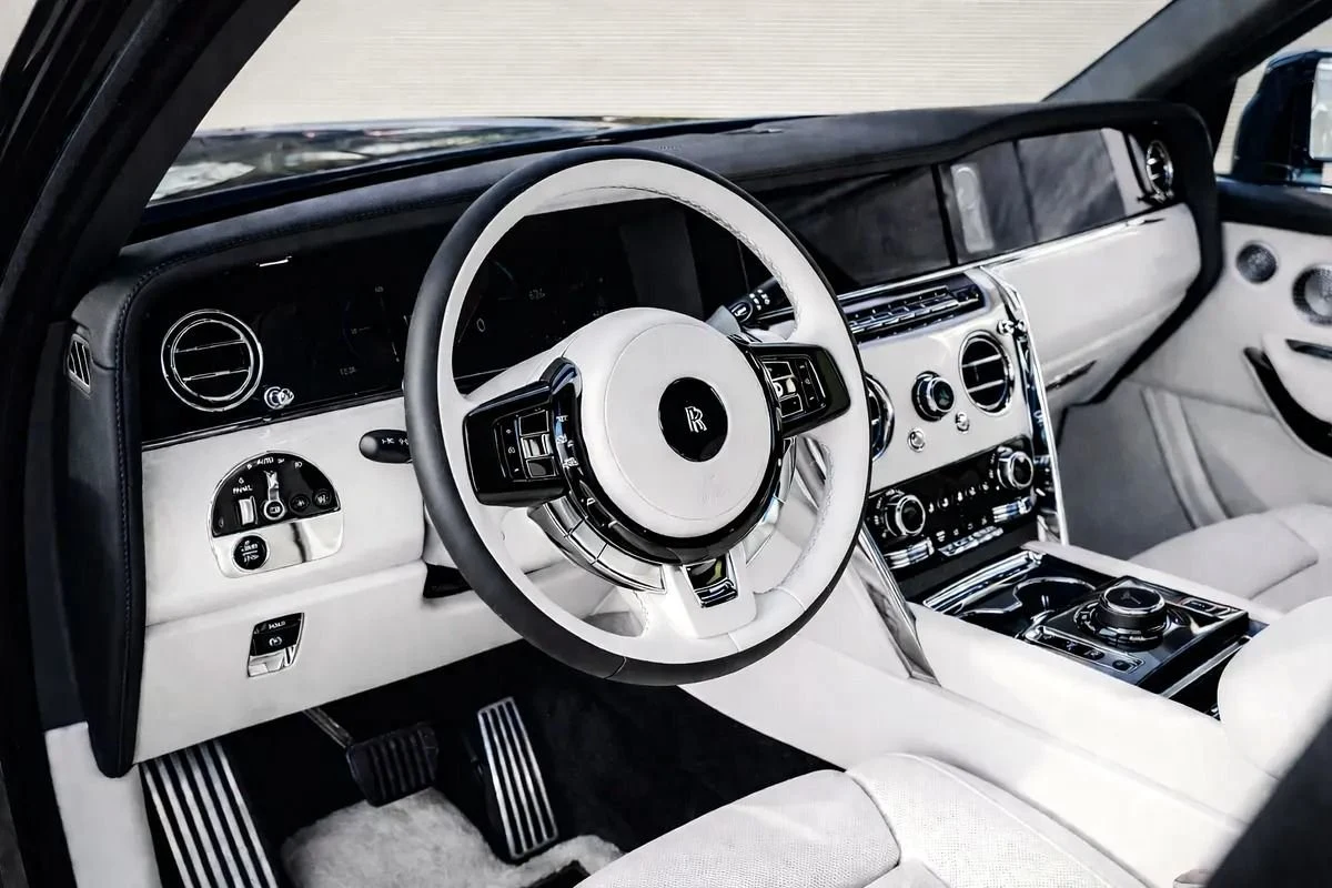 Rolls-Royce Cullinan Black Badge Series II, 8/9