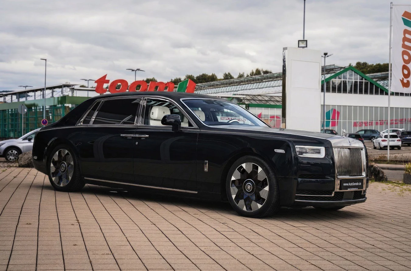 Black Rolls-Royce Phantom, full front three-quarter view