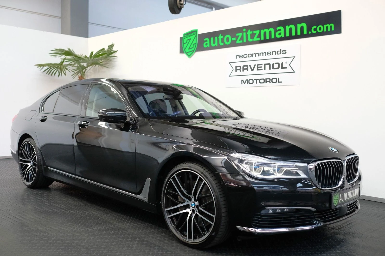 BMW 750i xDrive, exterior view of the entire car