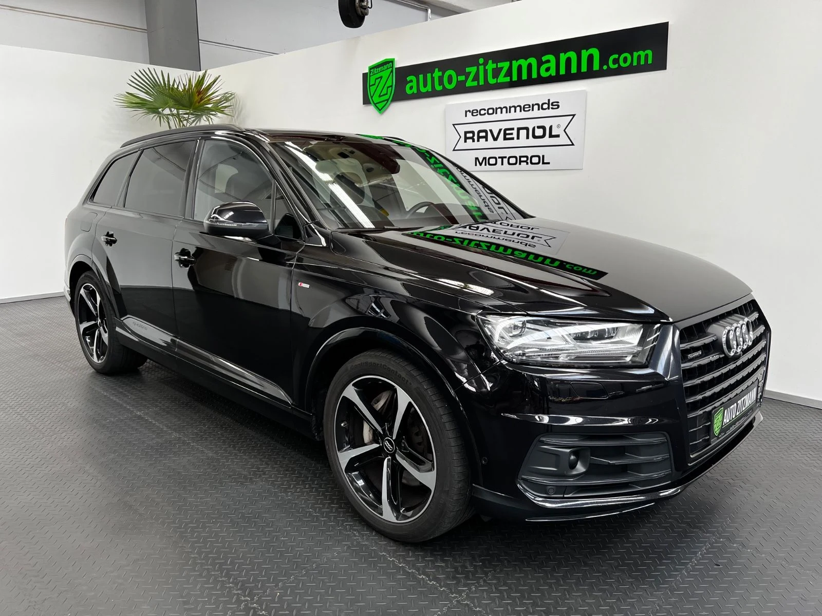 Audi Q7 3.0 TDI quattro S line, exterior view of the entire car
