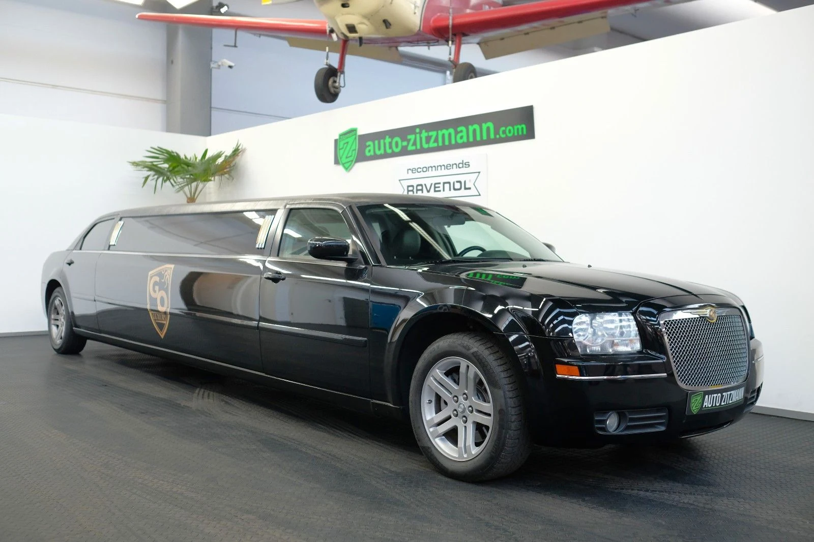 Chrysler 300C Stretch Krystal Coach 120, exterior view of the entire car