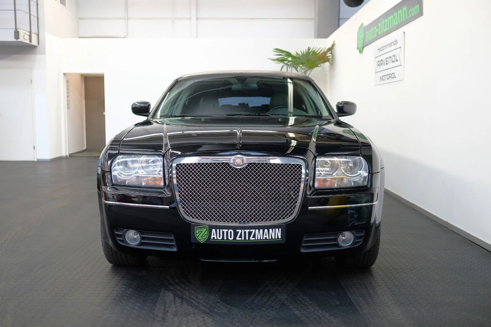Chrysler 300C Stretch Krystal Coach 120, 2/10