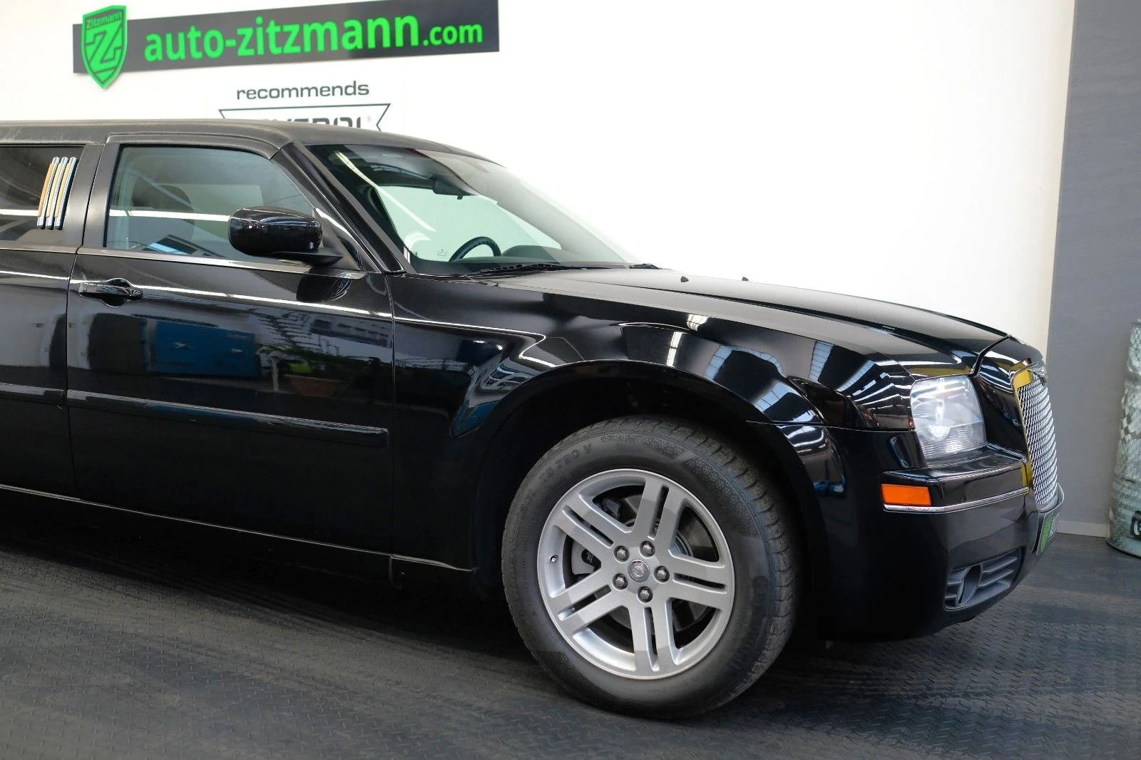 Chrysler 300C Stretch Krystal Coach 120, 3/10