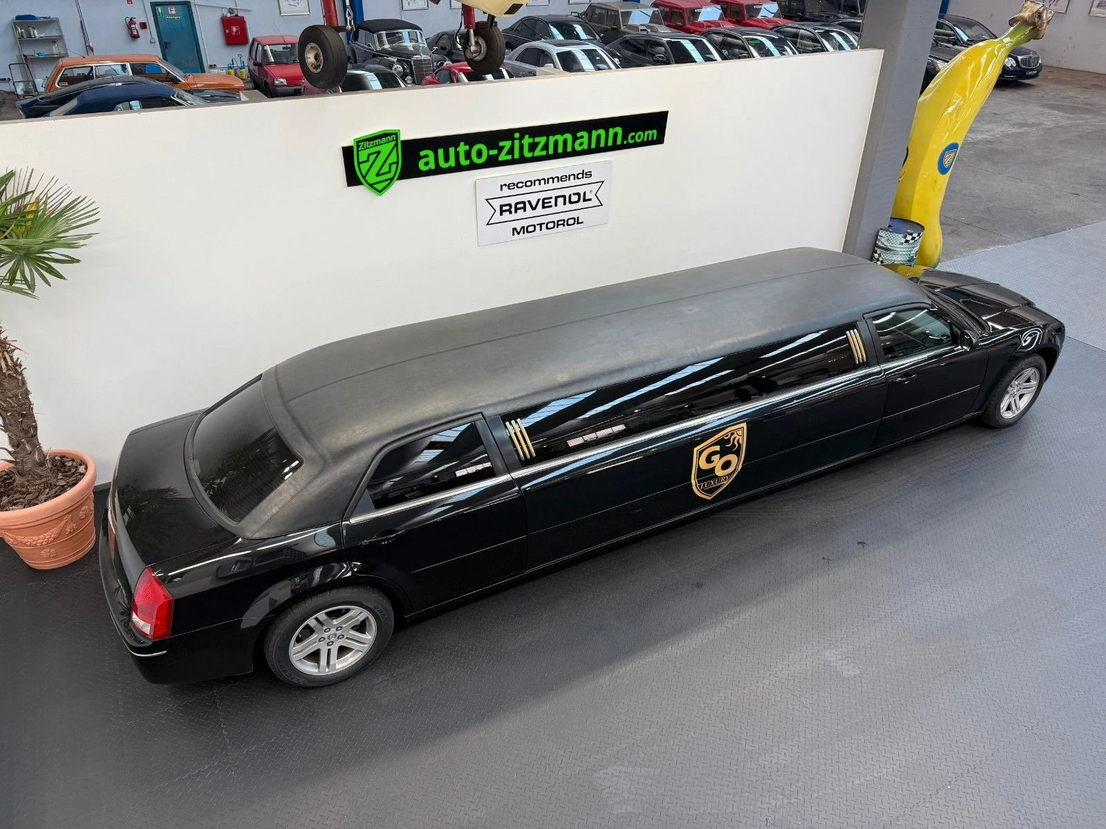 Chrysler 300C Stretch Krystal Coach 120, 5/10