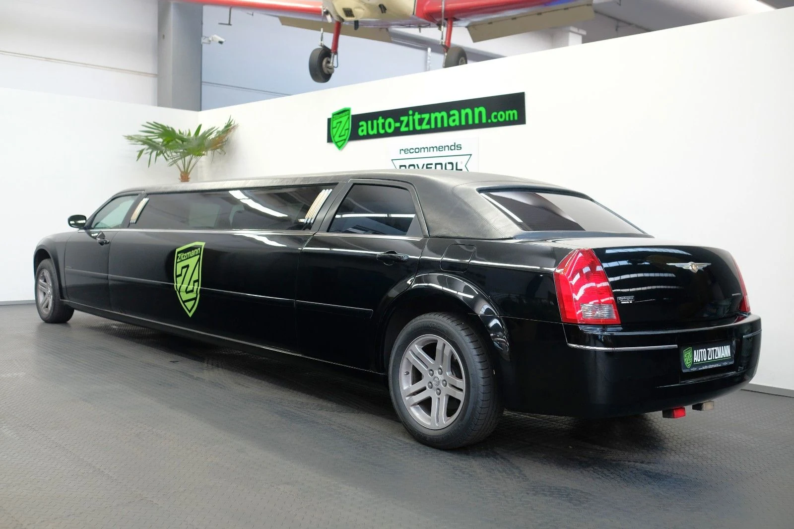 Chrysler 300C Stretch Krystal Coach 120, 6/10