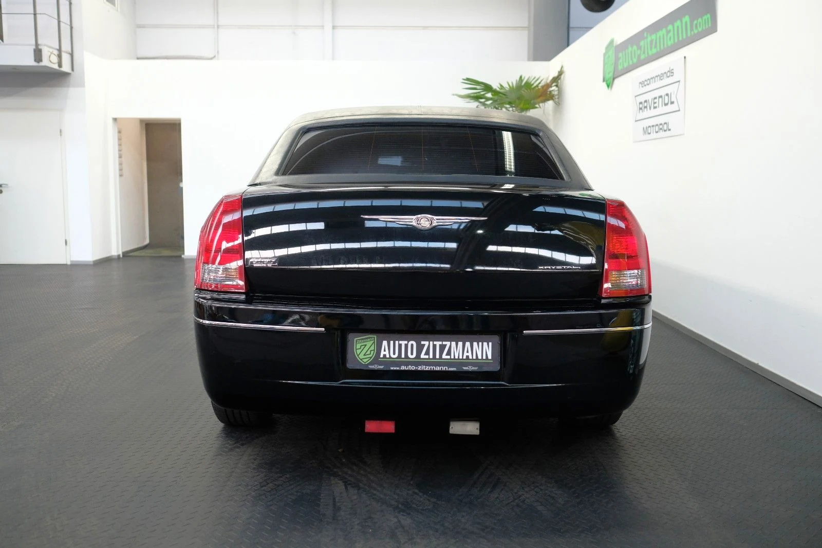 Chrysler 300C Stretch Krystal Coach 120, 7/10