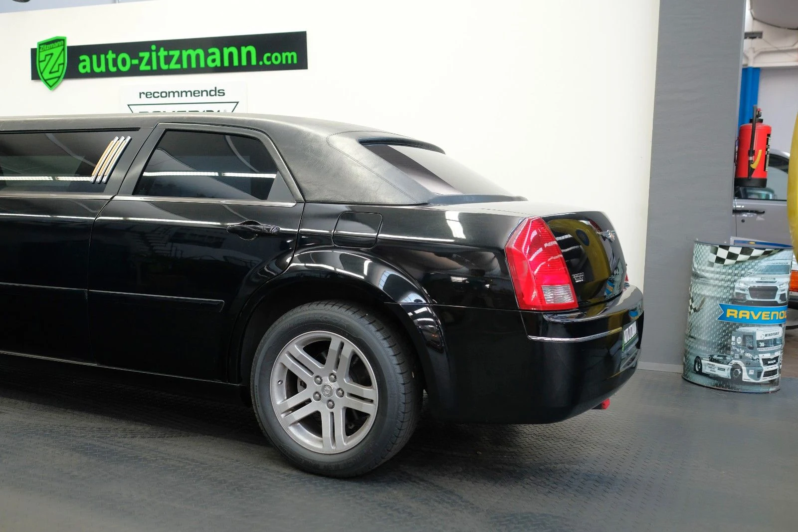 Chrysler 300C Stretch Krystal Coach 120, 8/10