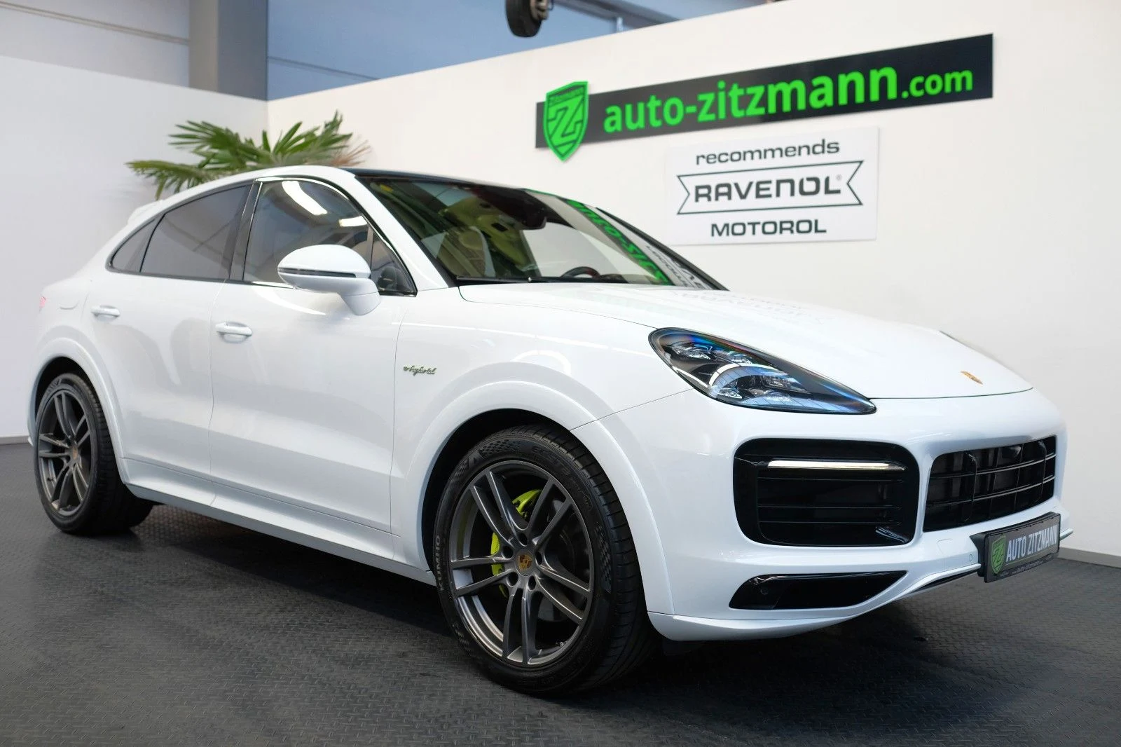 Porsche Cayenne E-Hybrid Coupe, exterior view of the entire car