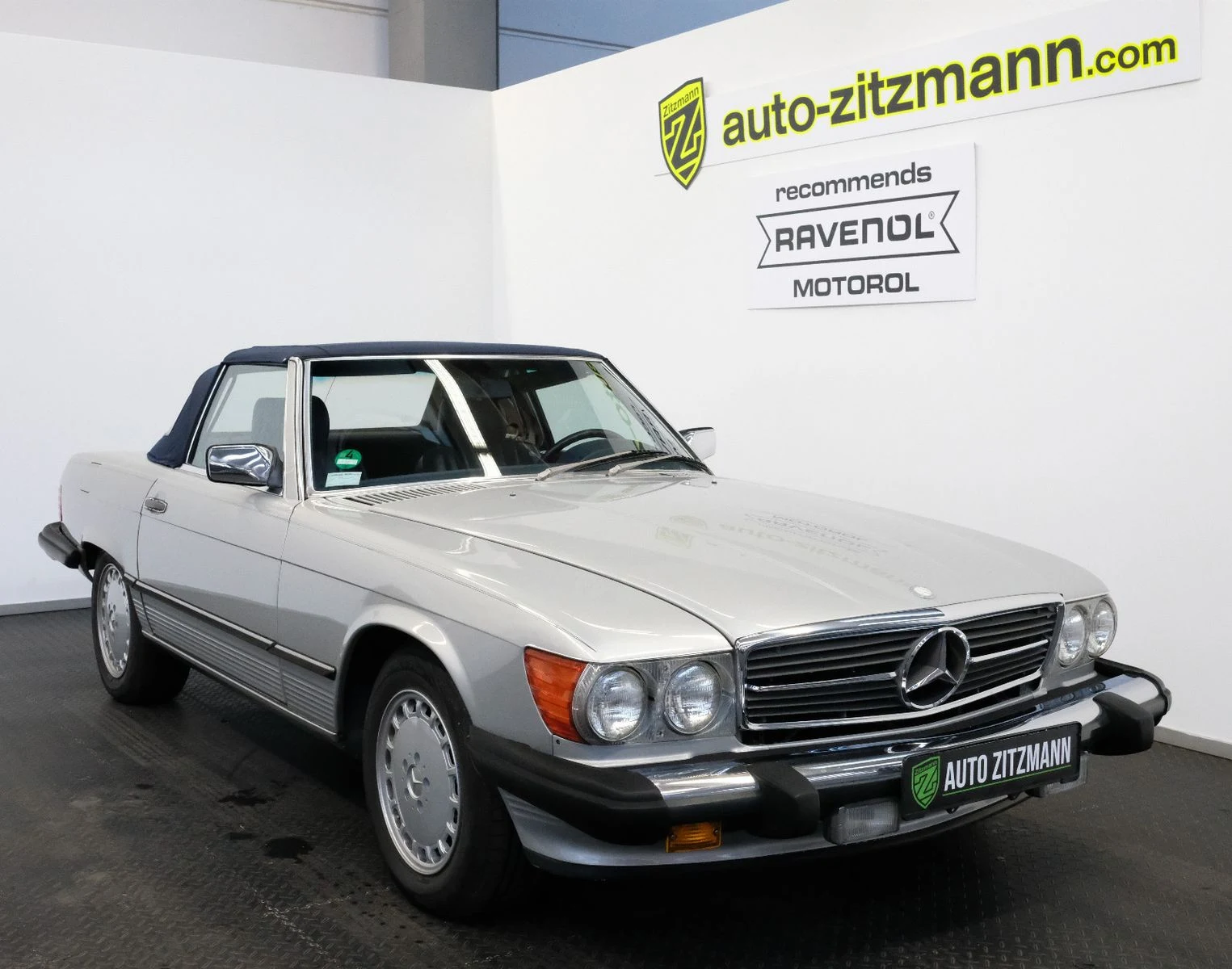 Mercedes-Benz 560 SL Roadster, exterior view of the entire car