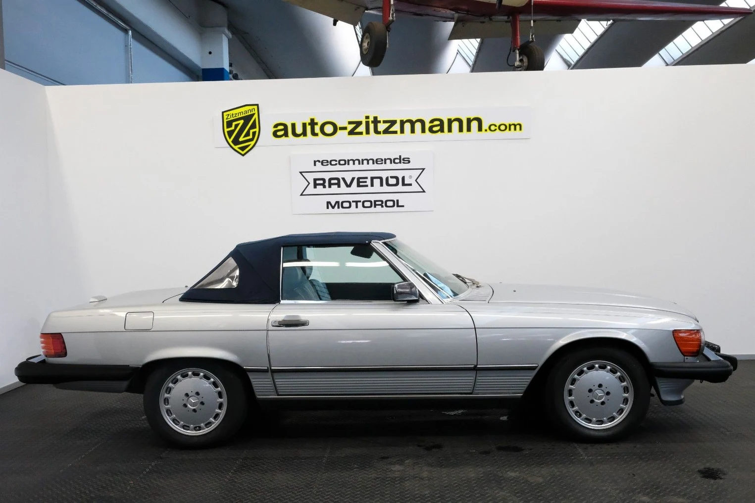 Mercedes-Benz 560 SL Roadster, 2/10
