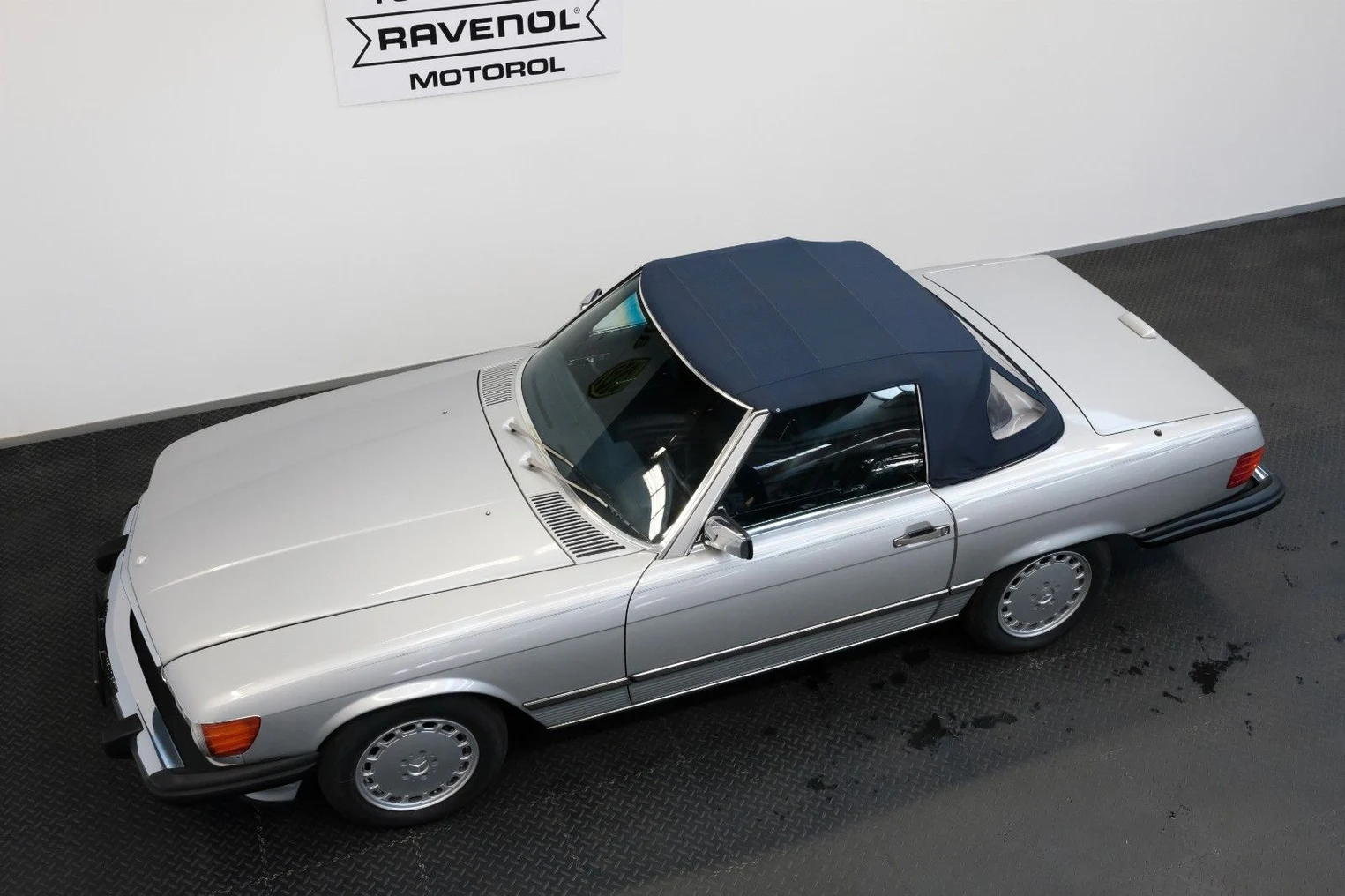 Mercedes-Benz 560 SL Roadster, 3/10
