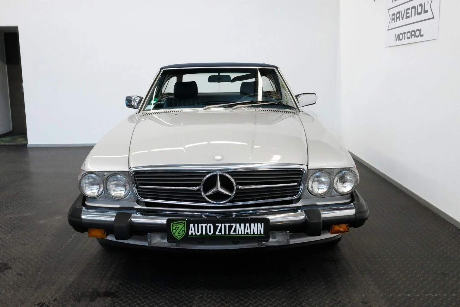 Mercedes-Benz 560 SL Roadster, 4/10
