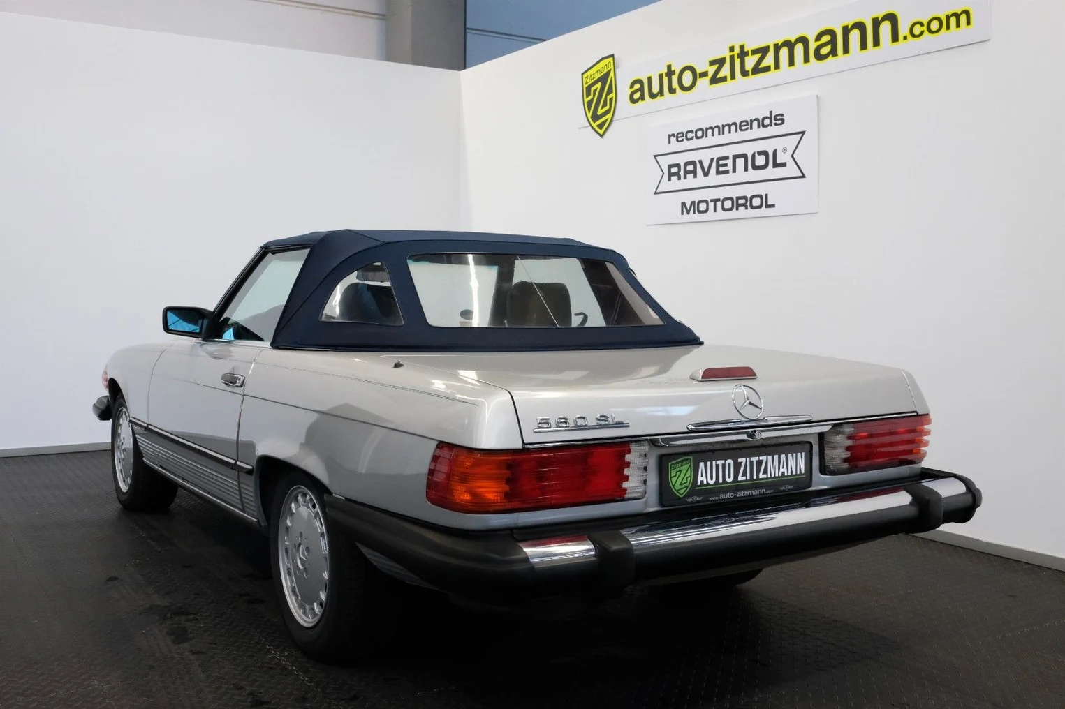 Mercedes-Benz 560 SL Roadster, 6/10