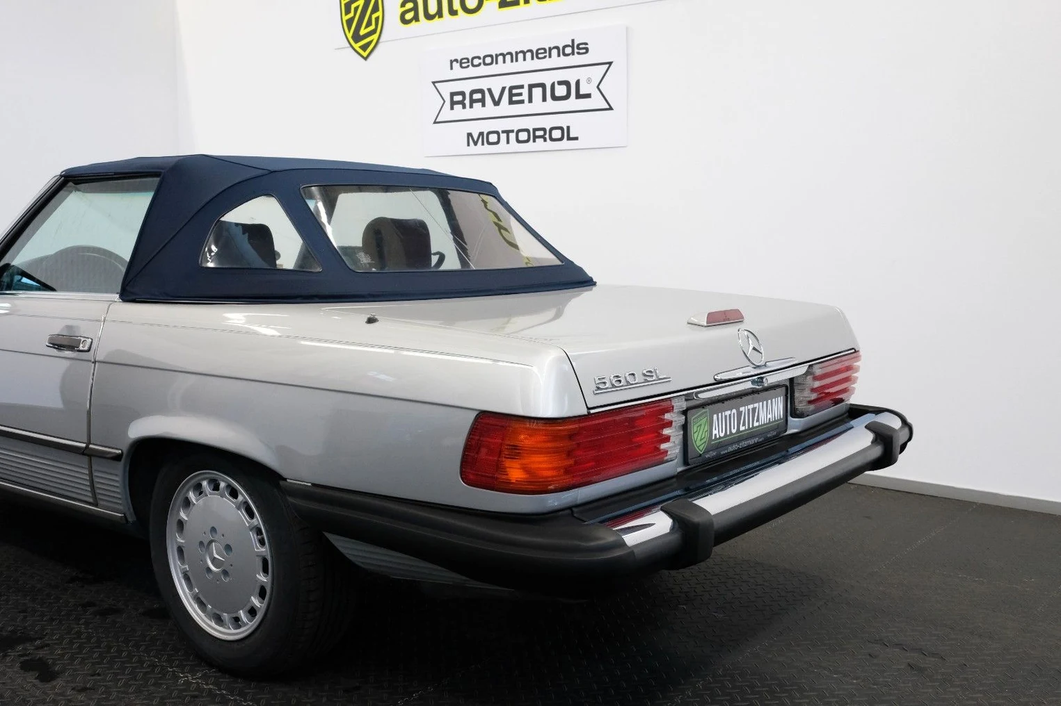 Mercedes-Benz 560 SL Roadster, 8/10