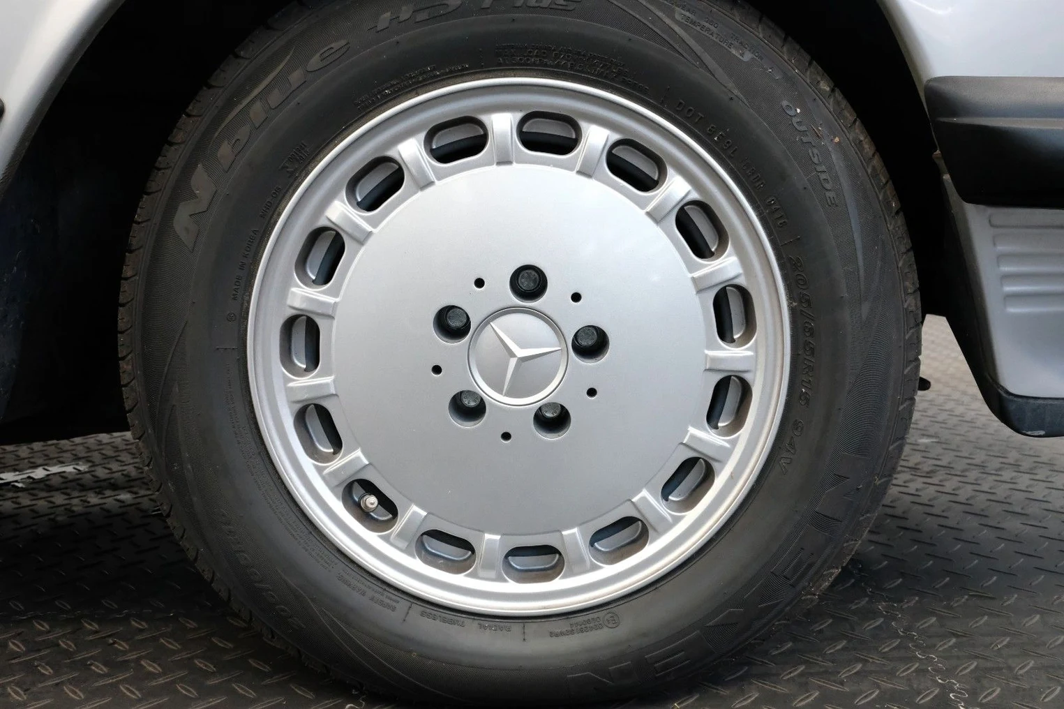Mercedes-Benz 560 SL Roadster, 9/10