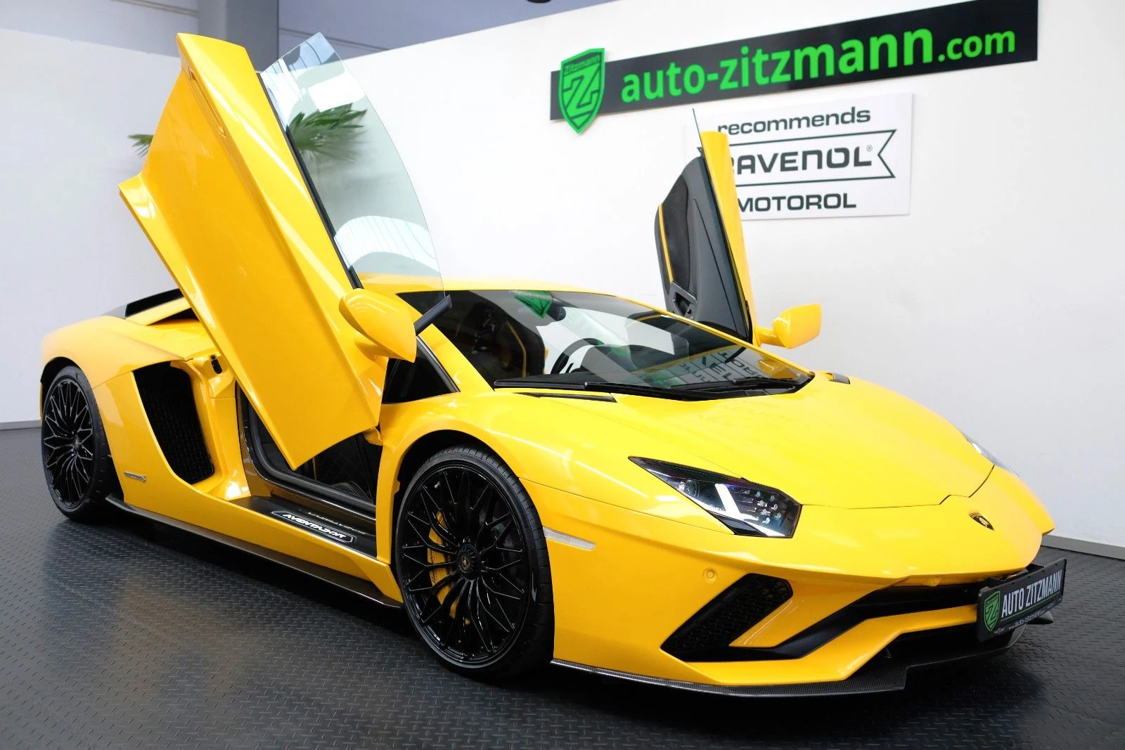 Lamborghini Aventador S, exterior view of the entire car