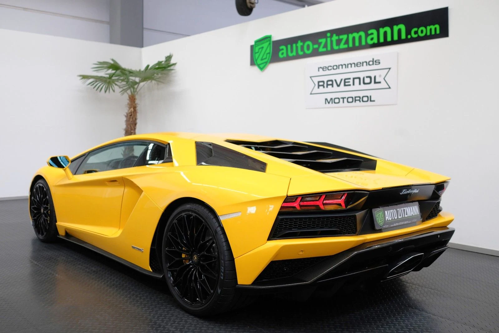Lamborghini Aventador S, 2/10