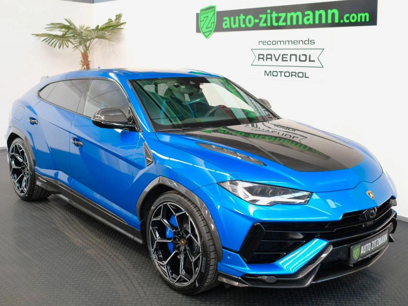Lamborghini Urus Performante, exterior view of the entire car