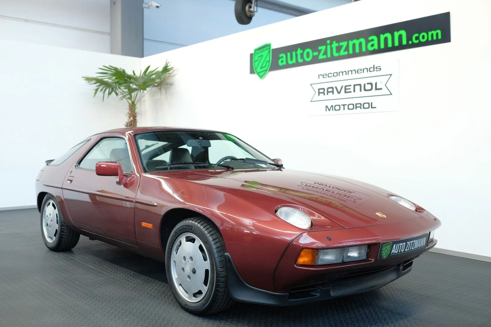 Porsche 928 S, exterior view of the entire car