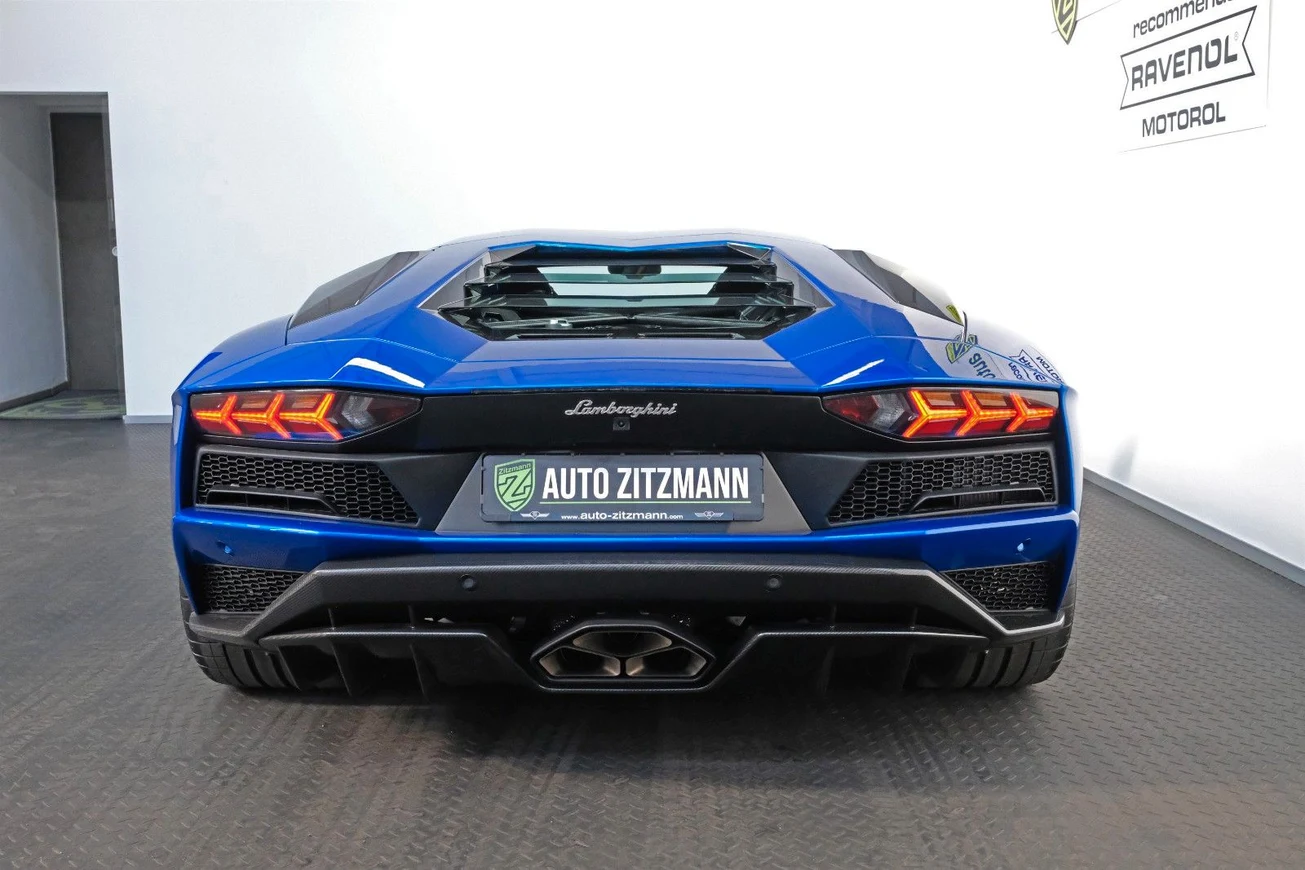 Lamborghini Aventador S, 6/10