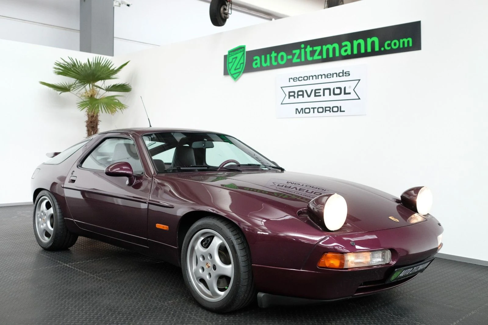 Porsche 928 GTS, exterior view of the entire car