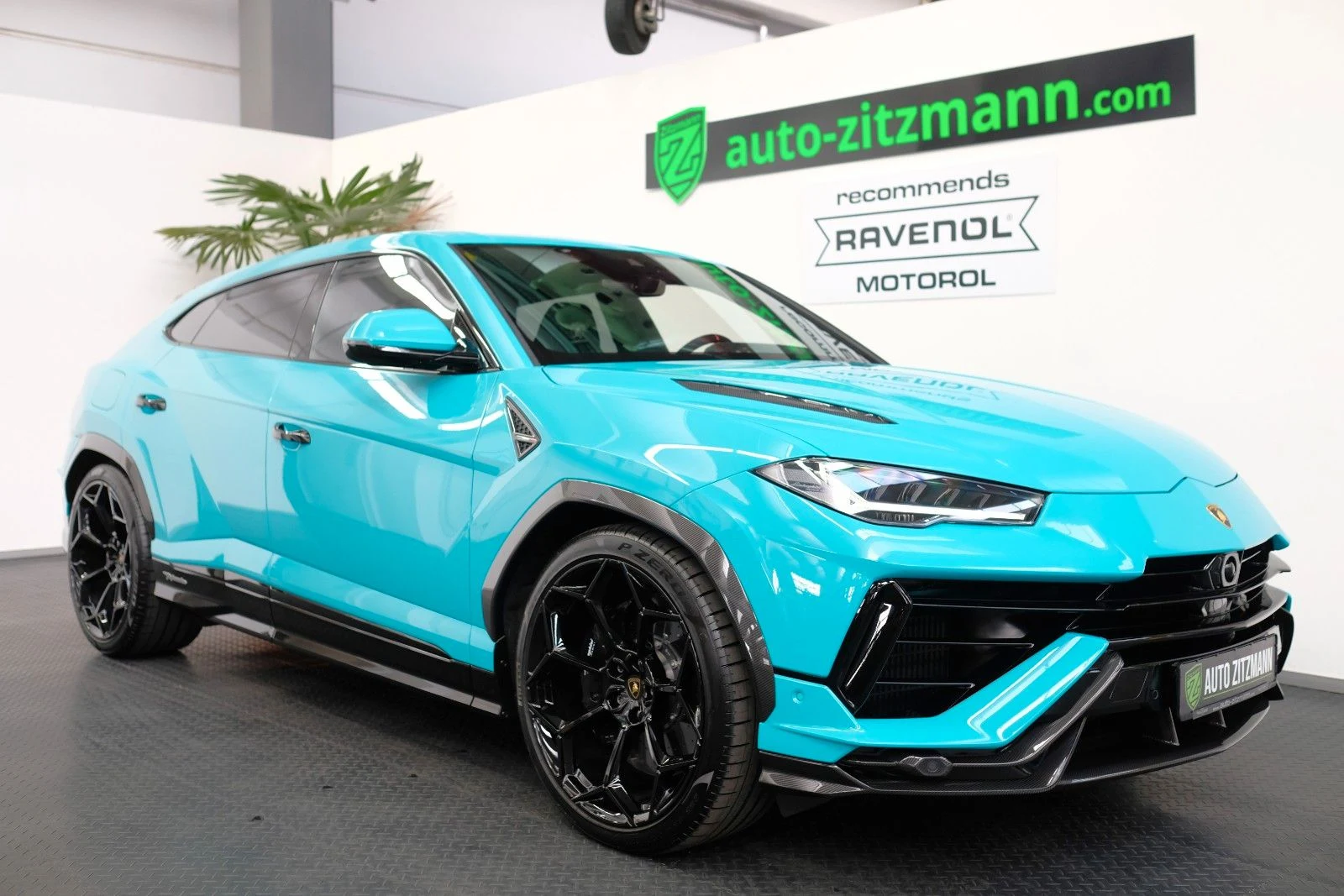 Lamborghini Urus Performante, exterior view of the entire car