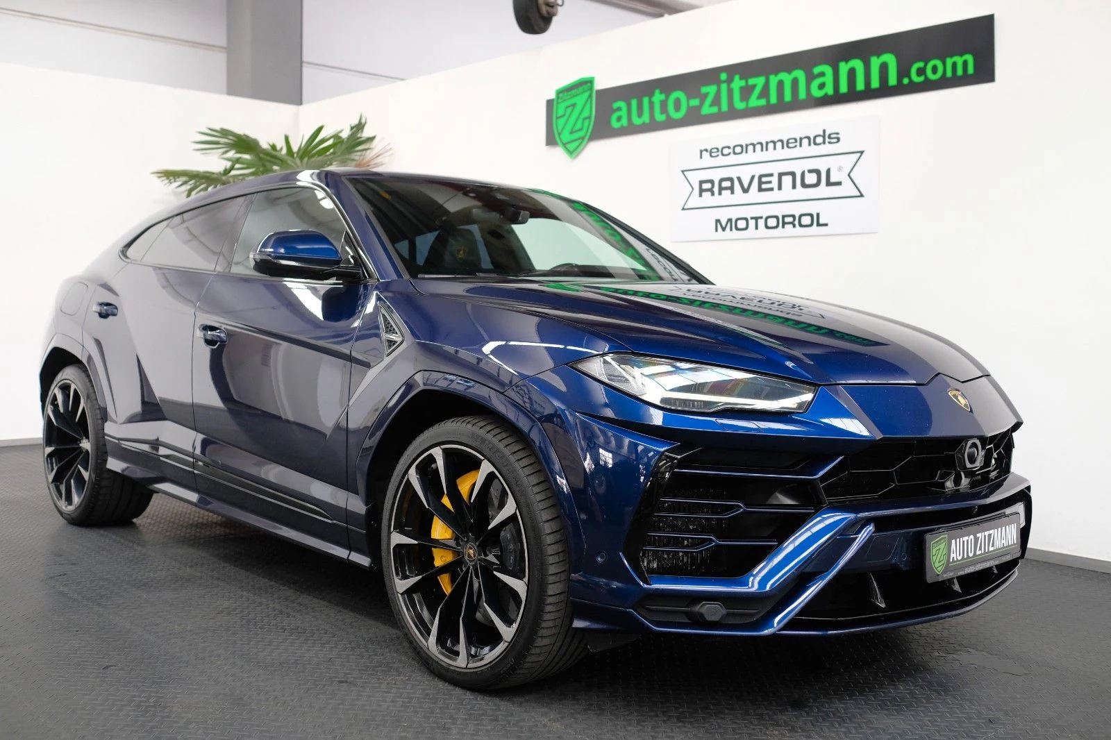 Lamborghini Urus, exterior view of the entire car