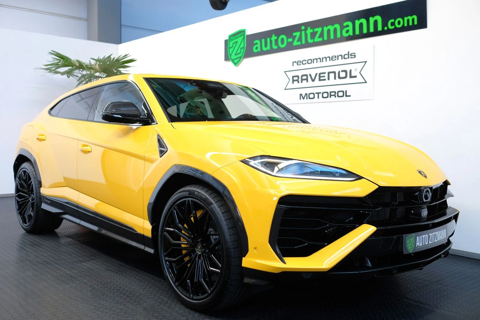 Lamborghini Urus SE, exterior view of the entire car
