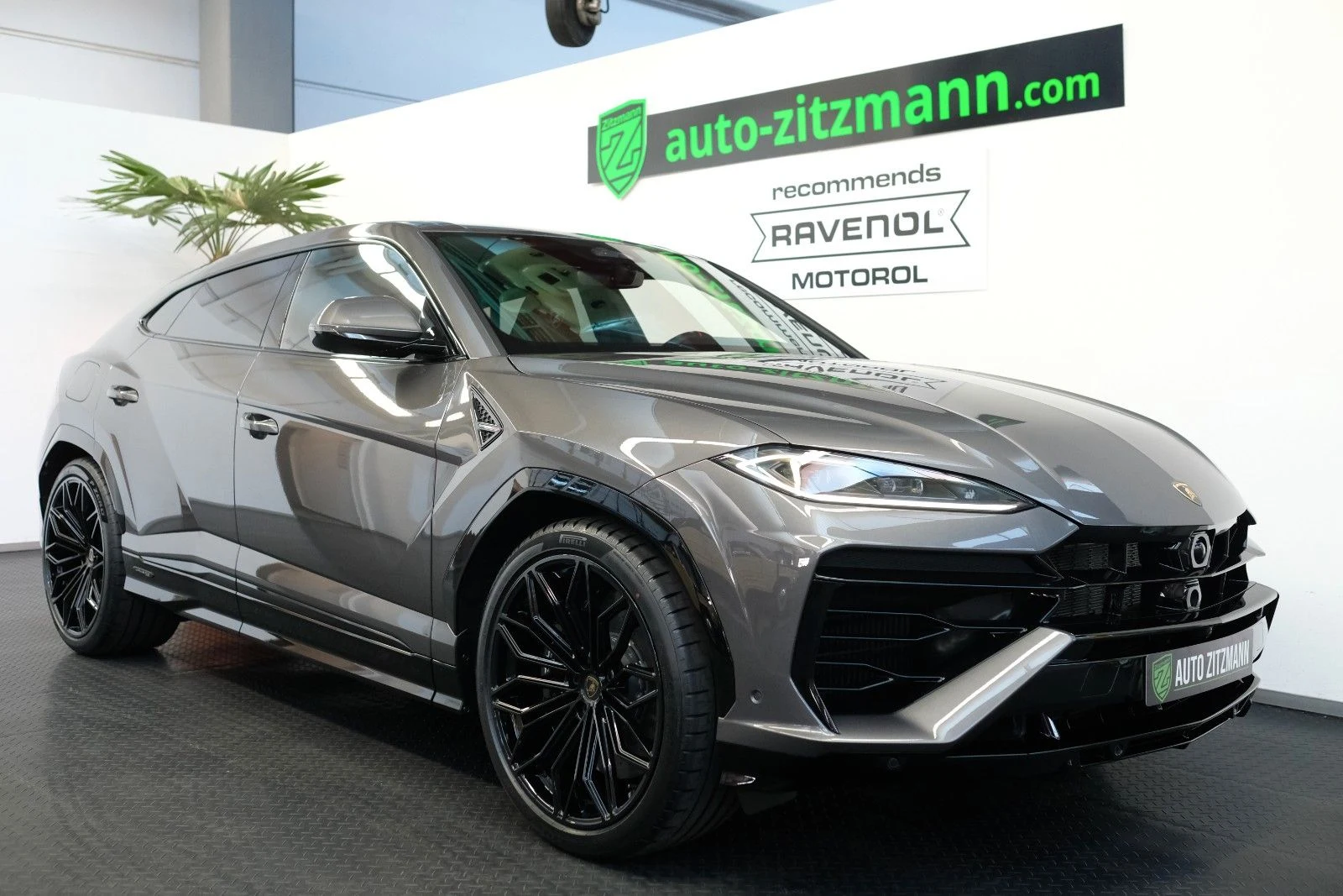 Lamborghini Urus SE, exterior view of the entire car