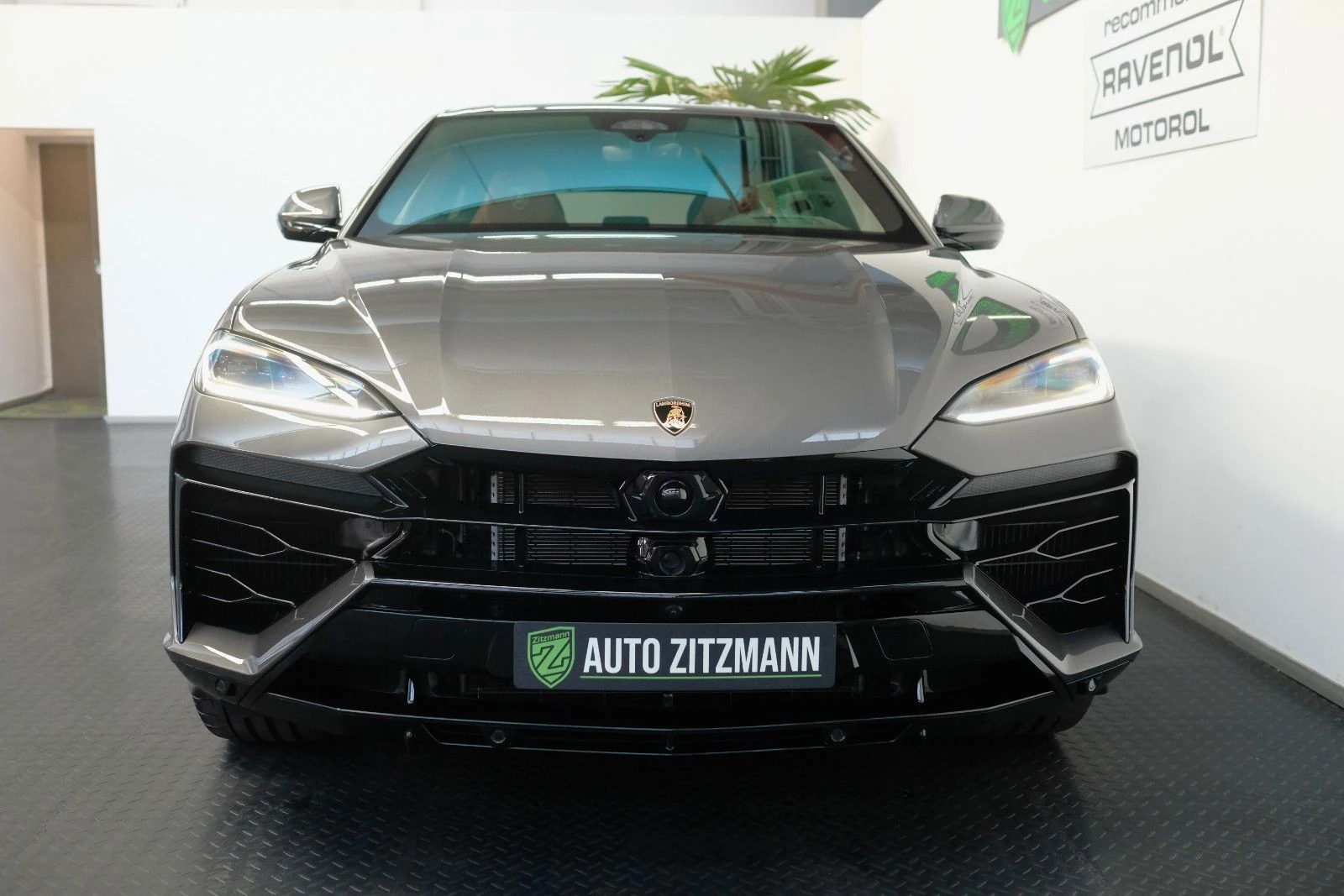 Lamborghini Urus SE, 5/10