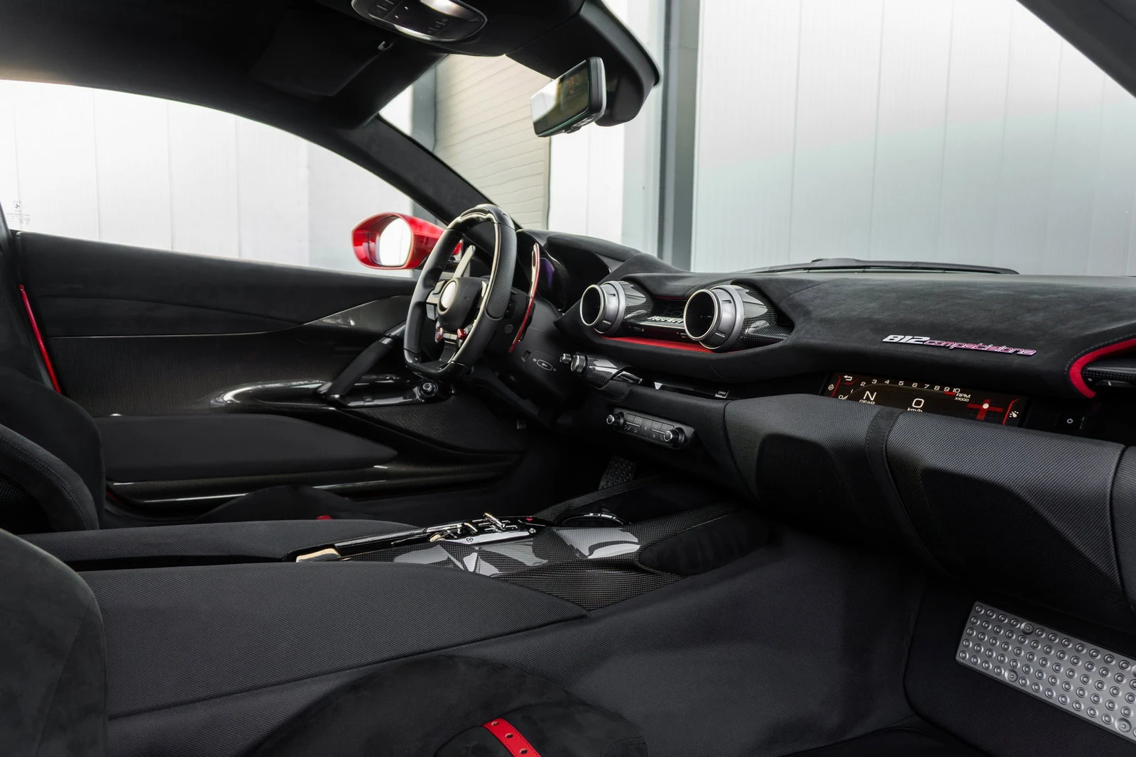 2023 Ferrari 812 Competizione, 5/10
