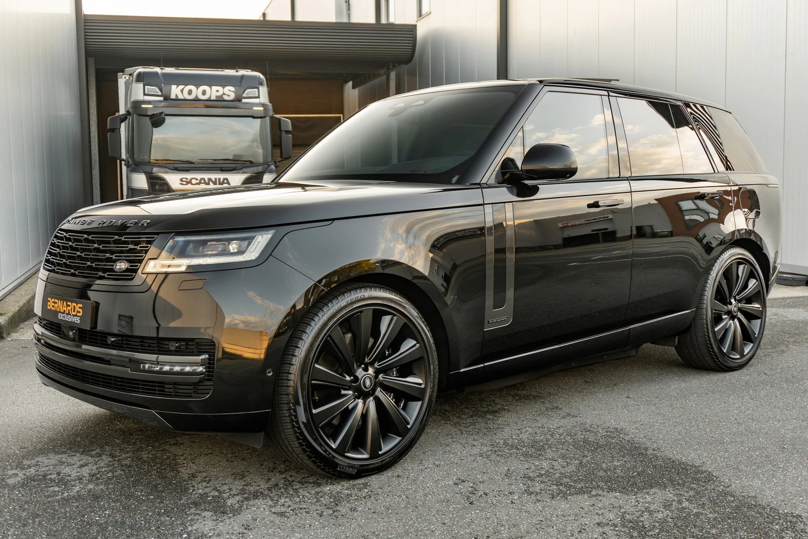 Land Rover Range Rover P550e Autobiography · Santorini Black Metallic · Bernards Exclusives