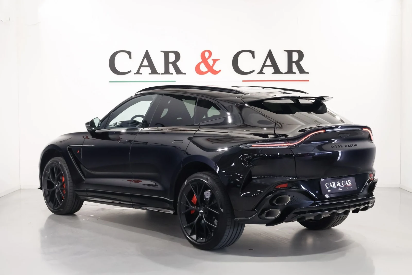 Aston Martin DBX S, 2/10