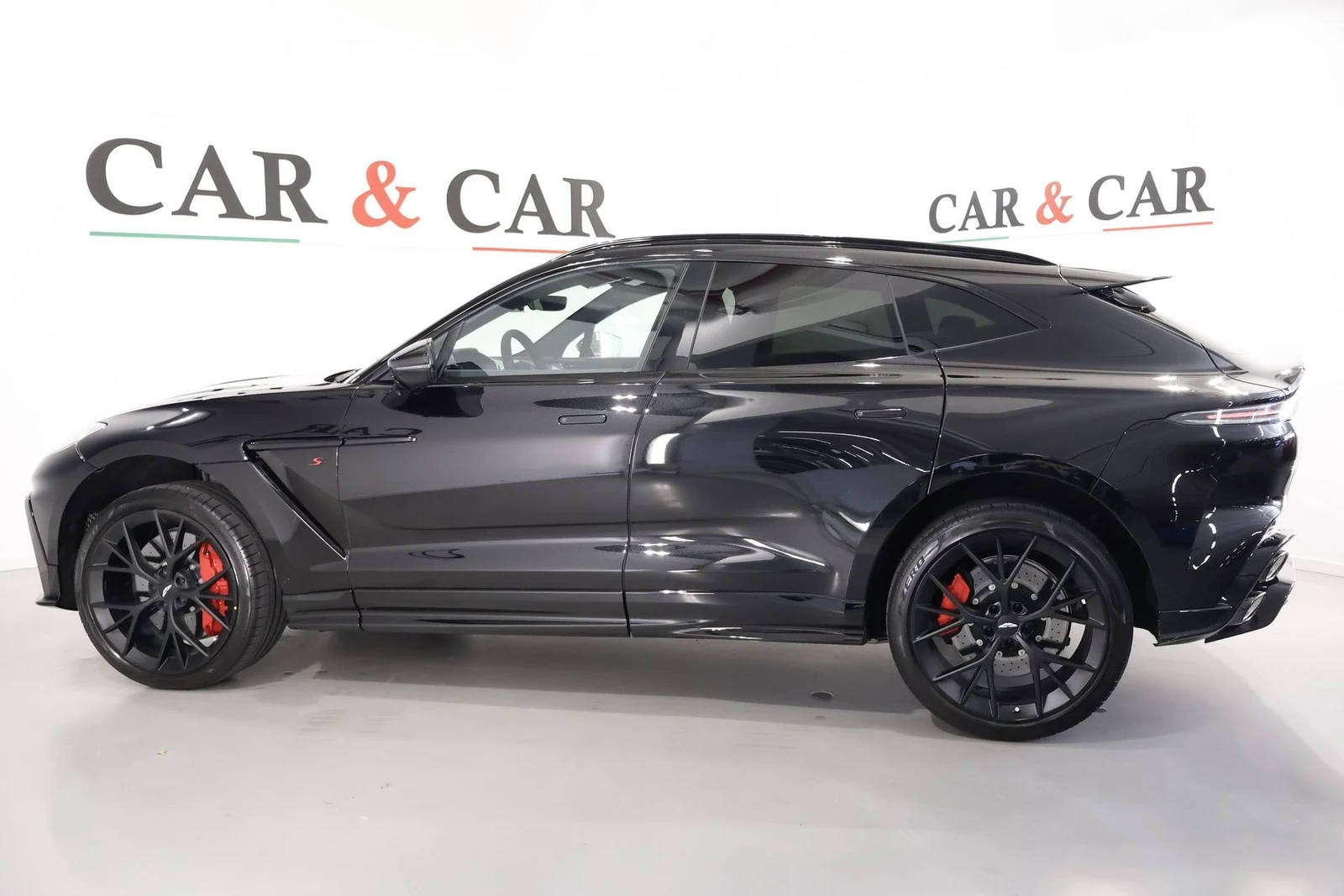 Aston Martin DBX S, 6/10