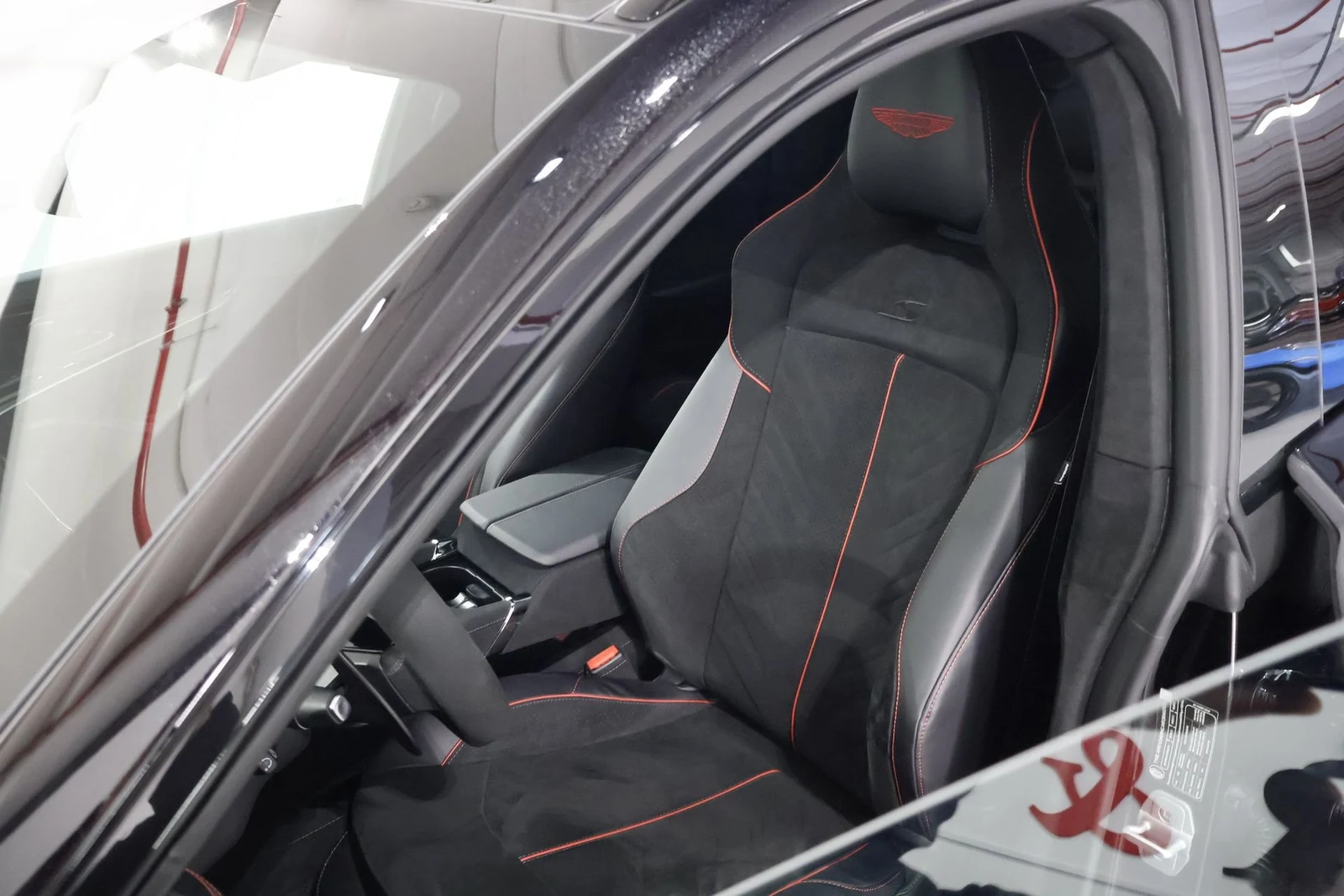 Aston Martin DBX S, 8/10