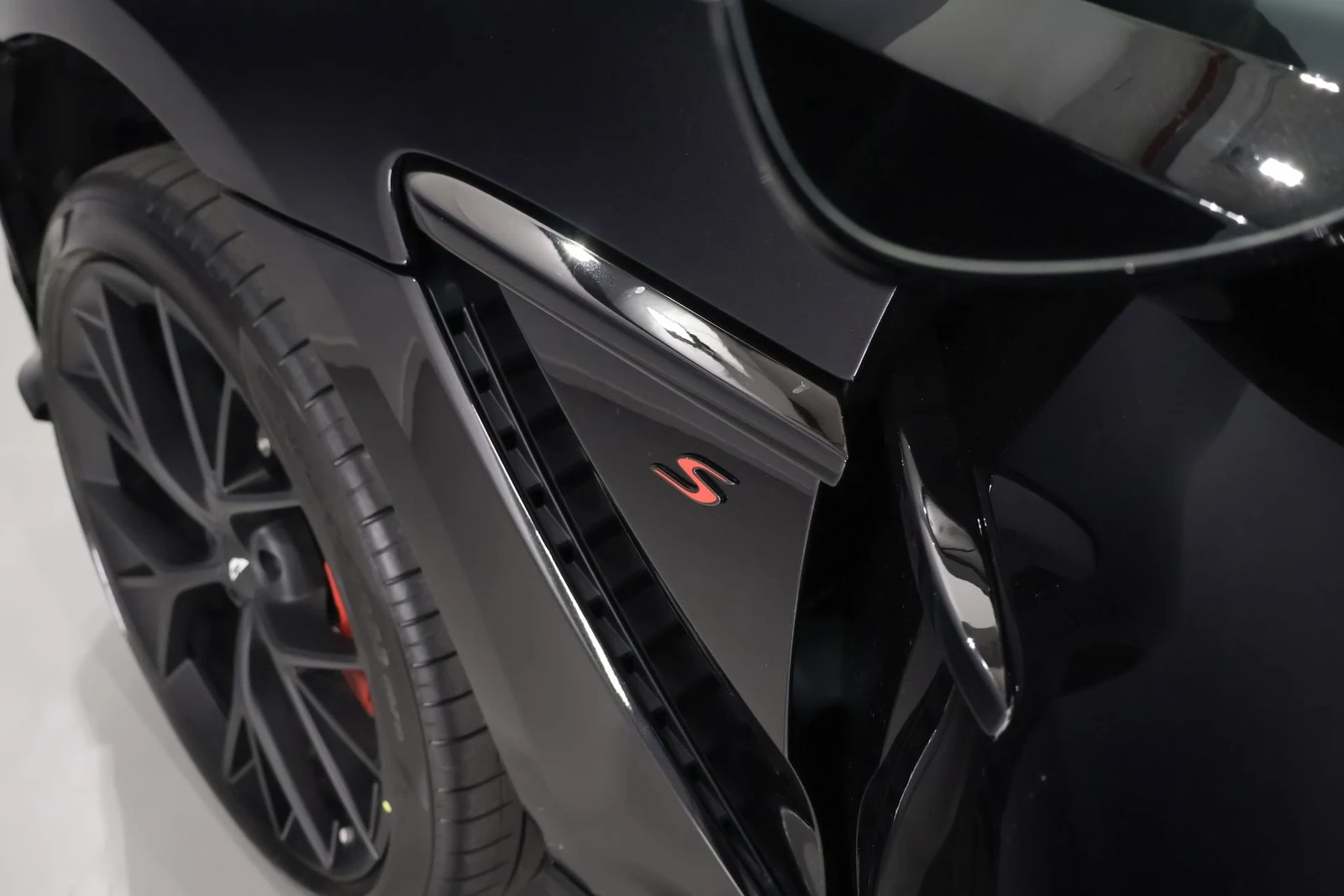 Aston Martin DBX S, 9/10