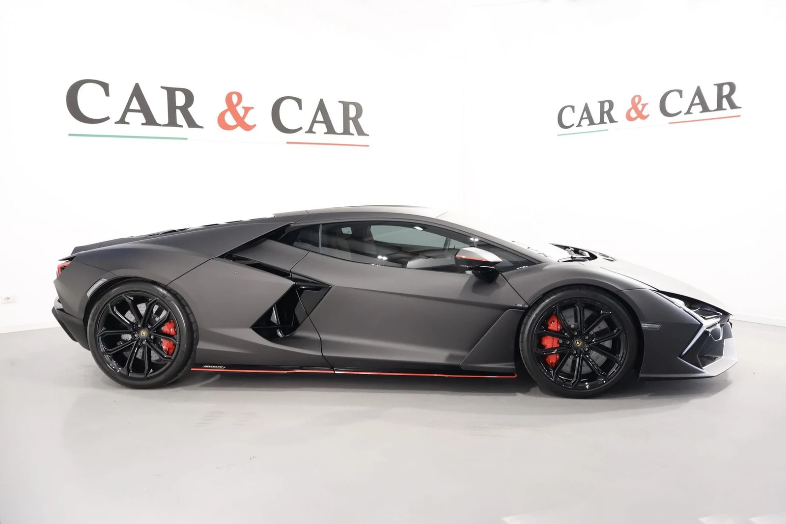 Lamborghini Revuelto, 5/10