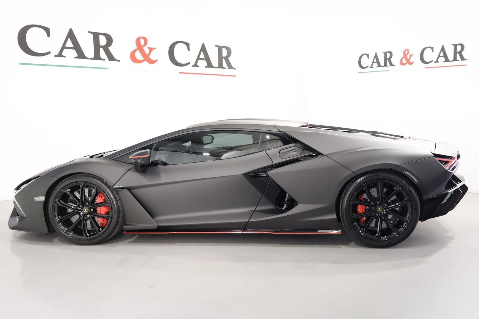 Lamborghini Revuelto, 6/10
