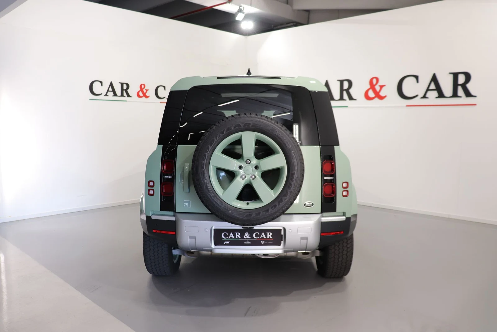 Land Rover Defender 110 P400 75th Limited Edition, 4/10