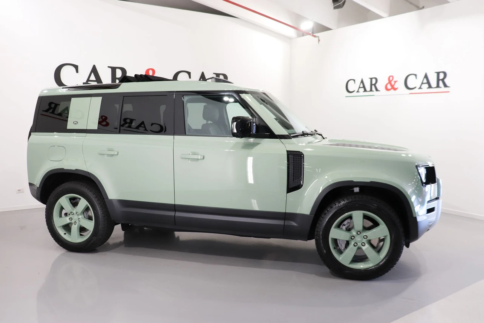 Land Rover Defender 110 P400 75th Limited Edition, 5/10
