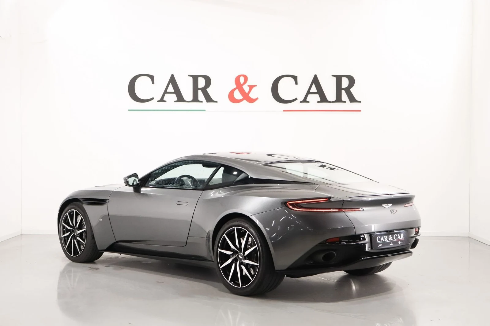 Aston Martin DB11 V12, 2/10